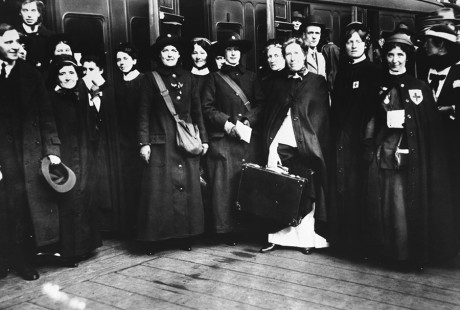 A party of Mabel St Clair Stobart's medical staff leaving for First World War service [Wellcome Library, London. CC BY-NC-ND 4.0]