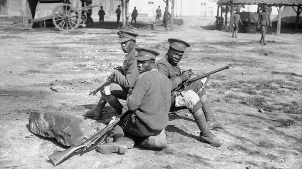 Troops of the West Indies Regiment cleaning their rifles, 1916 © IWM (Q 1201)